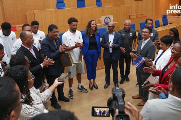 Assembleia Nacional presta homenagem histórica à seleção nacional de futebol